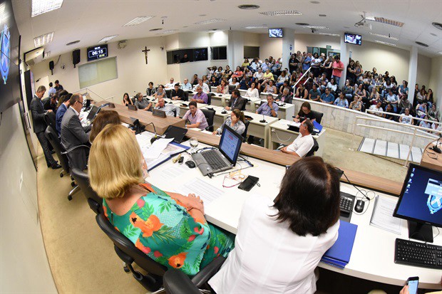 Reunião pública contou com a participação de 16 vereadores e da secretária municipal de Educação, Angela Correa