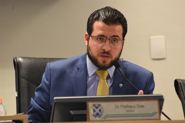 O presidente da Câmara, Matheus Erler, comandou a reunião pública