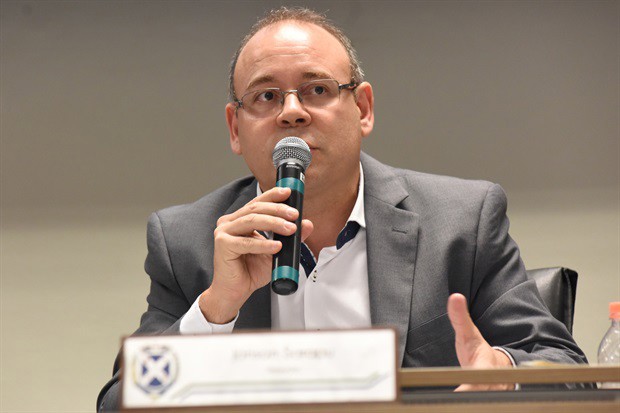 O vereador Maestro Jonson, presidente da Comissão de Educação, Esportes, Cultura, Ciência e Tecnologia