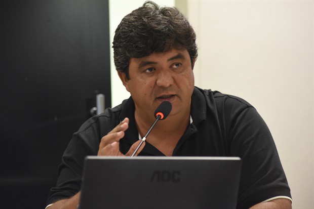 O vereador Wagnão durante a reunião pública