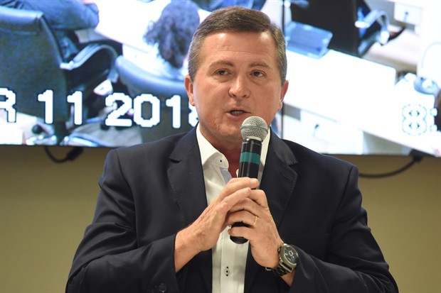 O vereador Laércio Trevisan Jr. durante a reunião pública