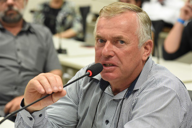 O vereador Tozão durante a reunião pública