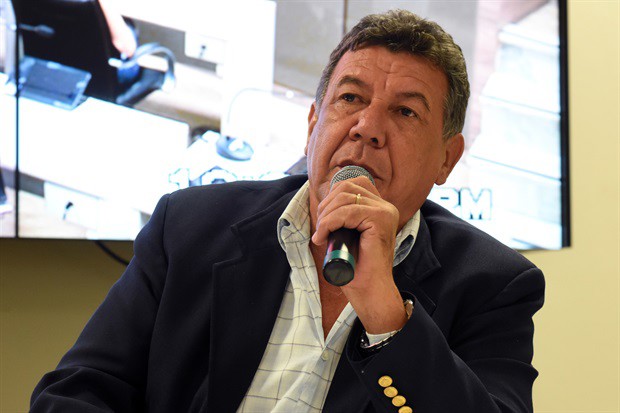 O vereador Lair Braga durante a reunião pública