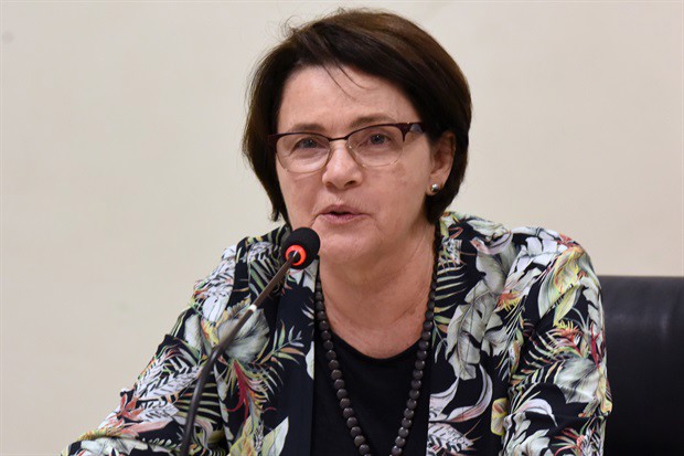 A vereadora Nancy Thame durante a reunião pública