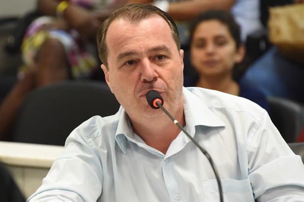 O vereador Marcos Abdala durante a reunião pública