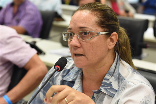 A vereadora Coronel Adriana durante a reunião pública