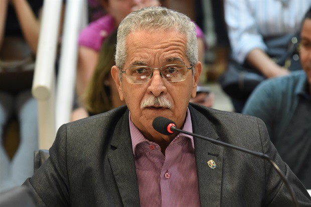 O vereador Capitão Gomes durante a reunião pública