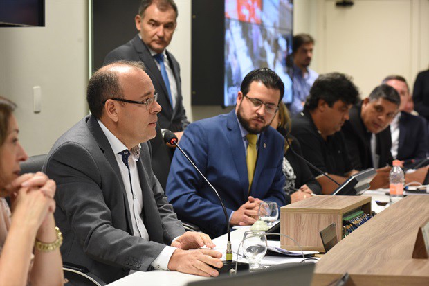 Reunião pública contou com a participação de 16 vereadores e da secretária municipal de Educação, Angela Correa