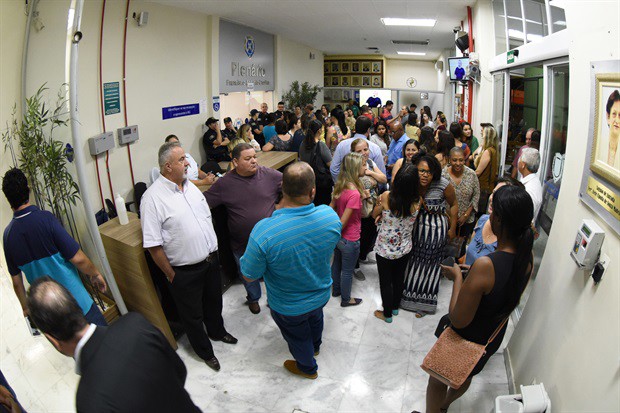 Telões permitiram ao público que estava no hall e na rampa de acesso ao prédio principal da Câmara acompanhar a reunião pública, transmitida ao vivo pela TV Câmara