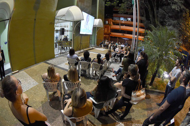 Telões permitiram ao público que estava no hall e na rampa de acesso ao prédio principal da Câmara acompanhar a reunião pública, transmitida ao vivo pela TV Câmara