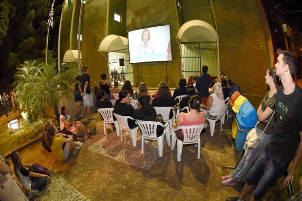 Telões permitiram ao público que estava no hall e na rampa de acesso ao prédio principal da Câmara acompanhar a reunião pública, transmitida ao vivo pela TV Câmara