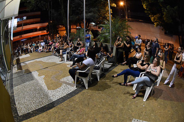 Telões permitiram ao público que estava no hall e na rampa de acesso ao prédio principal da Câmara acompanhar a reunião pública, transmitida ao vivo pela TV Câmara