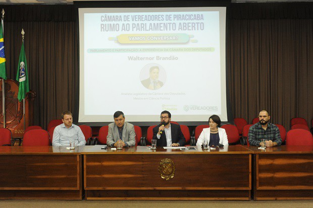 Palestra aconteceu na noite desta terça-feira (15)