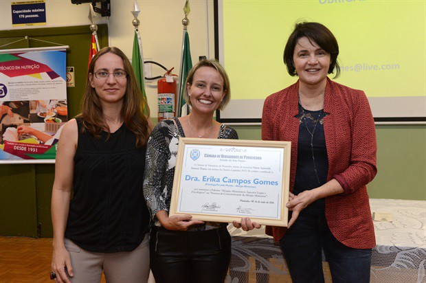 Nancy entregou homenagem às palestrantes 