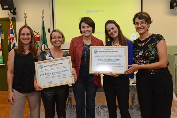 Nancy entregou homenagem às palestrantes 