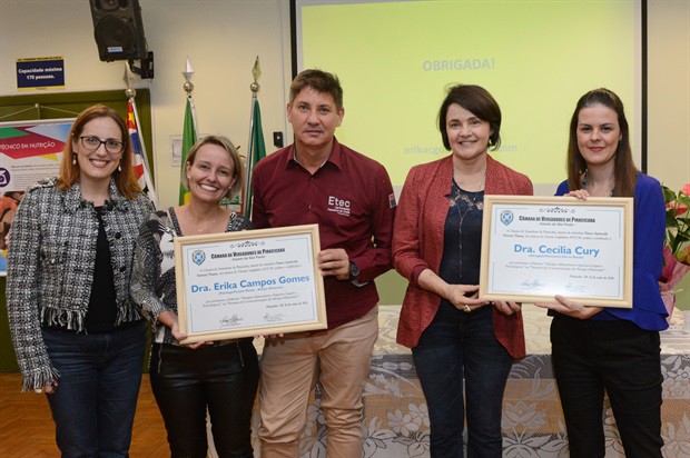 Nancy entregou homenagem às palestrantes 