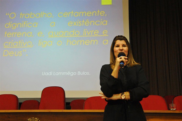 Atribuições dos poderes são apresentadas ao público de forma demagógica, disse Renata