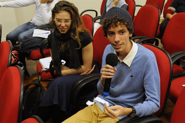 Atribuições dos poderes são apresentadas ao público de forma demagógica, disse Renata