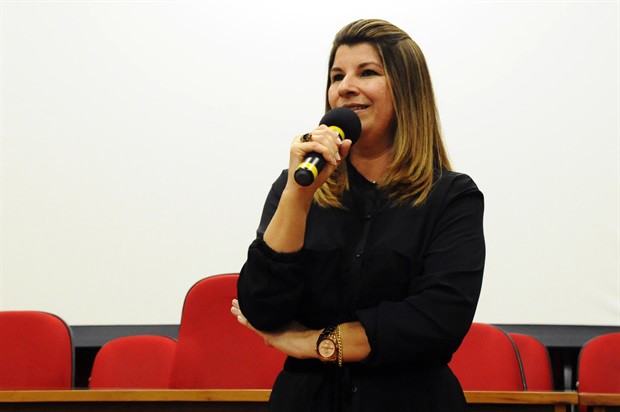 Atribuições dos poderes são apresentadas ao público de forma demagógica, disse Renata