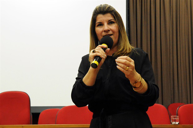 Atribuições dos poderes são apresentadas ao público de forma demagógica, disse Renata