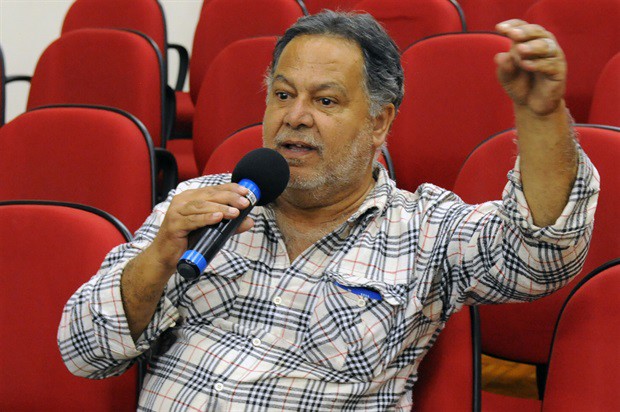 Atribuições dos poderes são apresentadas ao público de forma demagógica, disse Renata