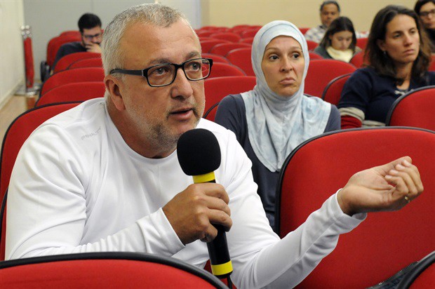 Atribuições dos poderes são apresentadas ao público de forma demagógica, disse Renata