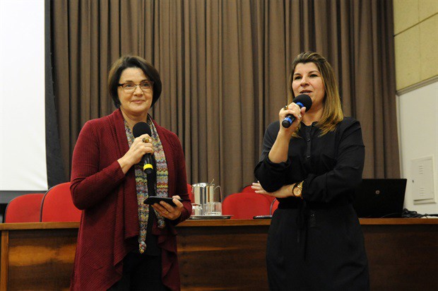 Atribuições dos poderes são apresentadas ao público de forma demagógica, disse Renata