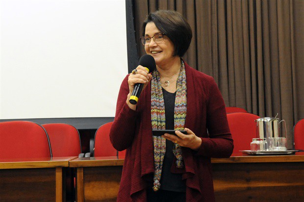 Atribuições dos poderes são apresentadas ao público de forma demagógica, disse Renata