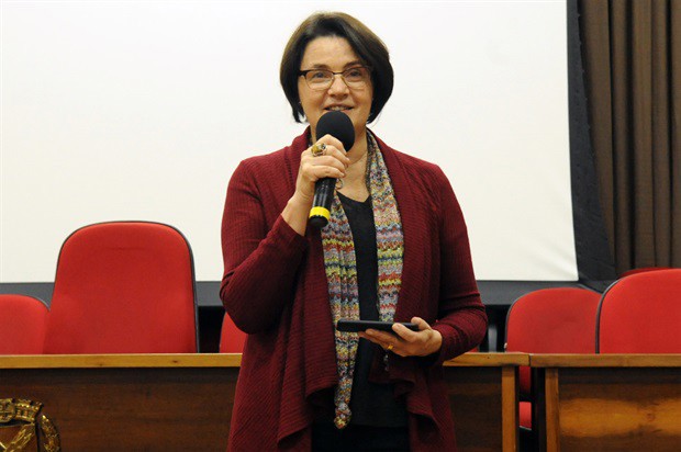 Atribuições dos poderes são apresentadas ao público de forma demagógica, disse Renata