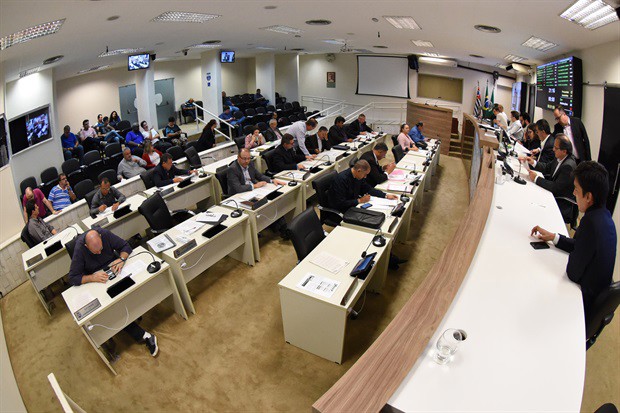 Uso de tribuna popular e entrega de moção marcaram expediente