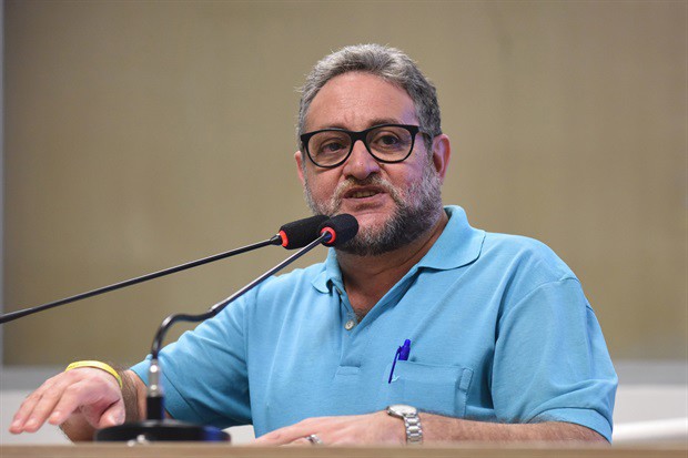 Isaac Roston Jr. ocupou a tribuna da Câmara na noite desta segunda-feira (25)