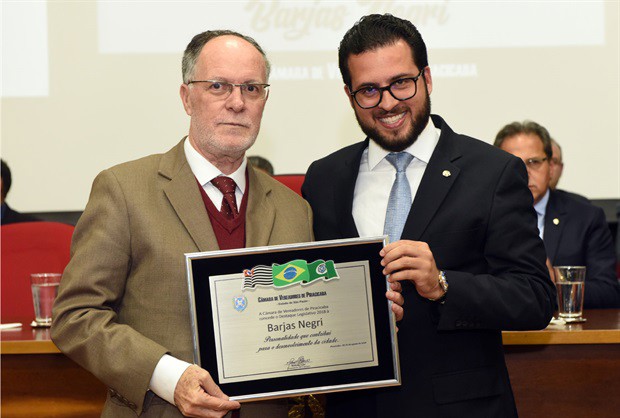 O prefeito Barjas Negri e o presidente da Câmara, Matheus Erler, na homenagem concedida pelo Legislativo ao chefe do Executivo