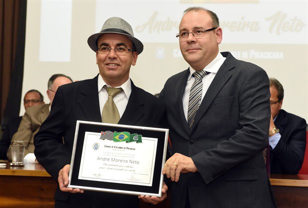 André Moreira Neto, músico e idealizador do Encontro de Bateras de Piracicaba, homenageado pelo vereador Jonson Sarapu de Oliveira, o Maestro Jonson (PSDB)