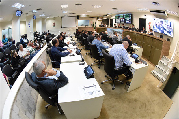 Vereadores deliberam projetos e avaliam sistema habitacional