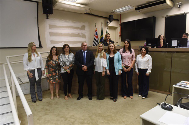 Moção de aplausos foi entregue na noite desta segunda-feira (8)