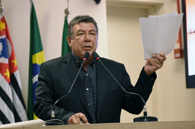 Lair Braga segura o calhamaço com reclamações que recebeu sobre escorpiões em Piracicaba