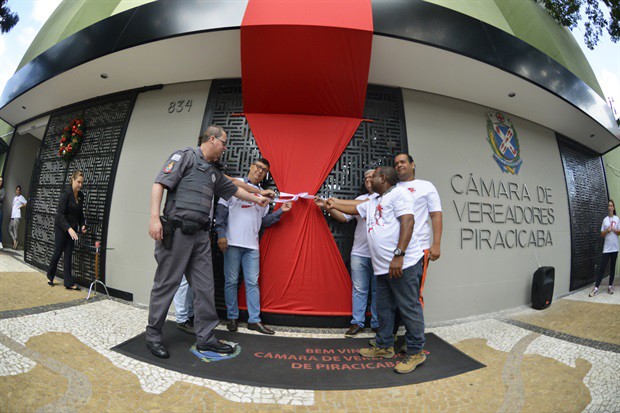 Fita Vermelha foi descerrada durante ato na manhã desta segunda-feira