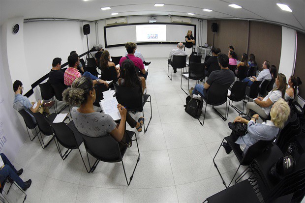 Palestra foi realizada no espaço da Escola do Legislativo, no prédio anexo da Câmara