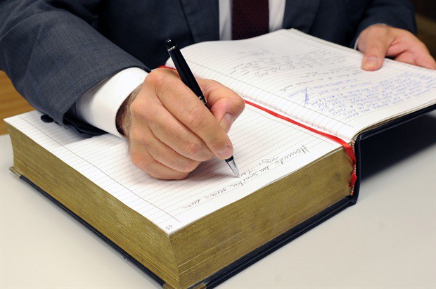 Arnaldo Jardim assinou o livro de visitas mantido pela Câmara