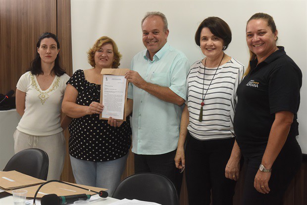 Ato de entrega do ofício ocorreu em sala no prédio anexo da Câmara nesta terça-feira