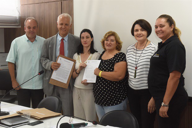 Ato de entrega do ofício ocorreu em sala no prédio anexo da Câmara nesta terça-feira